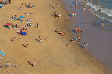 Albufeira 'daki Praia da Felesia' nın ünlü plajındaki insanlar. Bu plaj Algarve 'nin ünlü turistik bölgesinin bir parçasıdır..