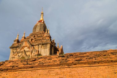 Bagan, Myanmar 'daki antik tapınak. Bagan, Orta Myanmar 'da (eski adıyla Burma), Mandalay' ın güneybatısında bulunan antik bir şehirdir..