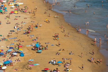 Albufeira 'daki Praia da Felesia' nın ünlü plajındaki insanlar. Bu plaj Algarve 'nin ünlü turistik bölgesinin bir parçasıdır..