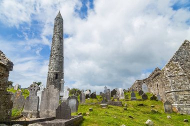 Yuvarlak taş kule ve 6. yüzyılda Glendalough Vadisi, Wicklow, İrlanda 'da inşa edilmiş bir manastır yerleşiminin kalıntıları..