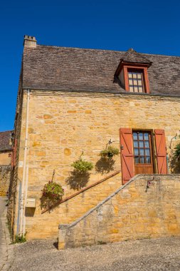 Ortaçağ Beynac kasabası Dordogne Nehri üzerindeki bir kireçtaşı uçurumunda yükseliyor. Fransa, Dordogne Bölümü, Beynac-et-Cazenac