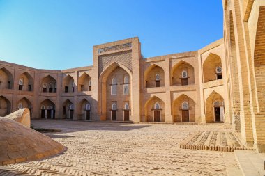 KHIVA, UZBEKISTAN: Özbekistan 'ın Khiva kentindeki Qutlugh Murad Inaq Madrassa' nın dışı. UNESCO Miras Bölgesi