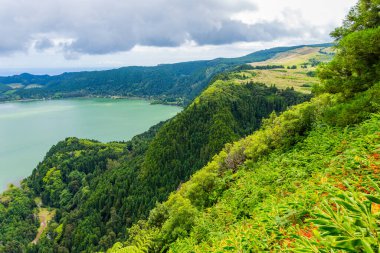 Sao Miguel Adası, Azores, Portekiz 'deki Furnas Gölü (Lagoa das Furnas) manzarası Pico do Ferro manzaralı.