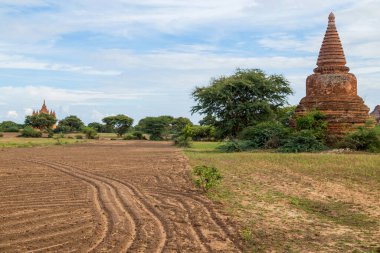 Bagan, Myanmar 'daki antik tapınak. Bagan, Orta Myanmar 'da (eski adıyla Burma), Mandalay' ın güneybatısında bulunan antik bir şehirdir..