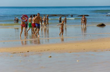 Albufeira 'daki ünlü Olhos de Agua plajındaki insanlar. Bu plaj Algarve 'nin ünlü turistik bölgesinin bir parçasıdır..