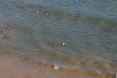 Albufeira 'daki Praia da Felesia' nın ünlü plajındaki insanlar. Bu plaj Algarve 'nin ünlü turistik bölgesinin bir parçasıdır..