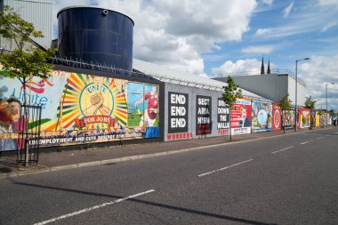 Belfast, Kuzey İrlanda duvarlarında siyasi propaganda