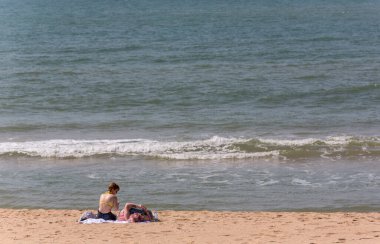 Praia do Alvor, Algarve Bölgesi, Portekiz 'in ünlü plajındaki insanlar