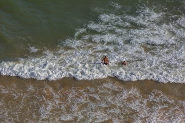 Albufeira 'daki Praia da Felesia' nın ünlü plajındaki insanlar. Bu plaj Algarve 'nin ünlü turistik bölgesinin bir parçasıdır..
