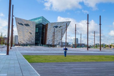 Titanik Belfast, müze, turistik eğlence ve Belfast 'ın deniz mirasına ait anıtın ön yüzü