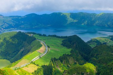 Viewpoint Miradouro da Boca do Inferno in Sao Miguel Adası, Azores, Portekiz. Yeşil alanlar ve ormanlarla çevrili inanılmaz krater gölleri.