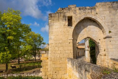 Aquitaine, Fransa 'daki Aziz Emilion' un eski girişi