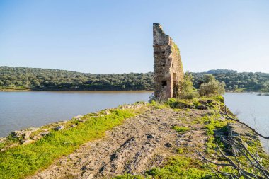 Elvas, Portekiz ve Olivenza arasındaki Guadiana nehri üzerindeki Ajuda köprüsü, İspanya.