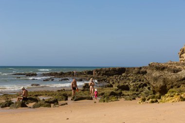 Albufeira 'daki ünlü Olhos de Agua plajındaki insanlar. Bu plaj Algarve 'nin ünlü turistik bölgesinin bir parçasıdır..