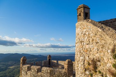 Taş duvarlı gözetleme kulesi ve paslı demir top, Marvao Kalesi 'nin kırsal arazisi.