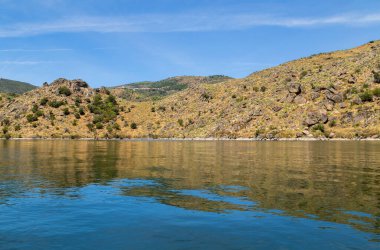Douro Nehri Portekiz 'deki dar kayalık geçitten akıyor. Douro Bölgesi.