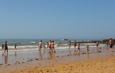 Albufeira 'daki ünlü Olhos de Agua plajındaki insanlar. Bu plaj Algarve 'nin ünlü turistik bölgesinin bir parçasıdır..