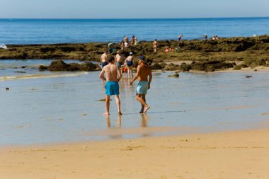 Albufeira 'daki ünlü Olhos de Agua plajındaki insanlar. Bu plaj Algarve 'nin ünlü turistik bölgesinin bir parçasıdır..