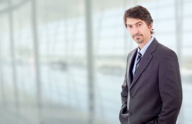 Ofisteki genç iş adamı portresi.