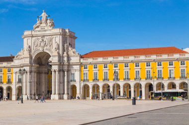Lizbon, Portekiz: Praca do Comercio ya da Ticaret Meydanı, Lizbon, Portekiz şehir merkezinde insanlar ve evler.