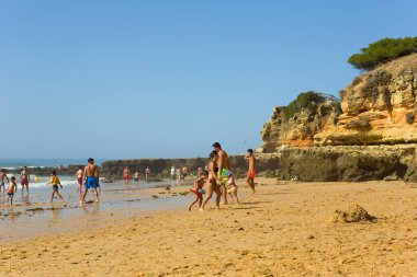 Albufeira 'daki ünlü Olhos de Agua plajındaki insanlar. Bu plaj Algarve 'nin ünlü turistik bölgesinin bir parçasıdır..