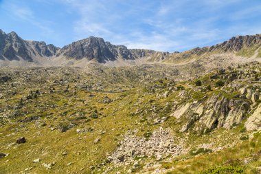 Estany Primer Gölü yakınlarındaki Andorra Pirenes Dağları