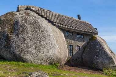 Casa do Penedo, Portekiz 'in Fafe kentindeki bir dağın tepesindeki kayaların arasına inşa edilmiş bir ev. Genellikle dünyanın en garip evlerinden biri olarak kabul edilir..