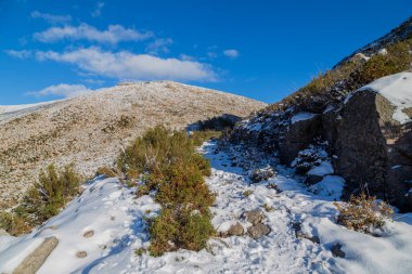Portekiz 'deki Serra do Geres doğal parkında karlı kış manzarası.
