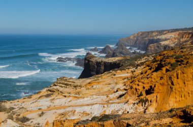 Atlantik kayalık kıyı manzarası, Alentejo, Portekiz.