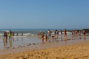 Albufeira 'daki ünlü Olhos de Agua plajındaki insanlar. Bu plaj Algarve 'nin ünlü turistik bölgesinin bir parçasıdır..
