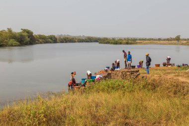Bissau, Gine-Bissau: Gine-Bissau kırsalındaki nehirde oynayan Afrikalı çocuklar grubu