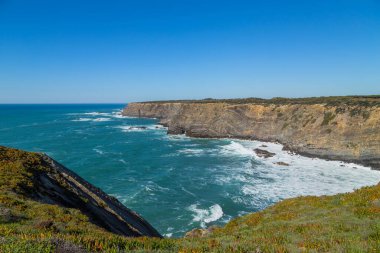 Atlantik kayalık kıyı manzarası, Aljezur, Algarve batı, Costa Vicentina, Portekiz.