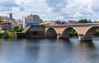 Fransa 'nın Bergerac kentindeki Dordogne nehri üzerinde eski bir köprü.