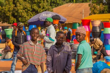 Bissau, Gine-Bissau: Gine-Bissau kırsalında kameraya bakan Afrikalı çocukların portresi