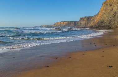 Atlantik kayalık kıyı manzarası, Alentejo, Portekiz.