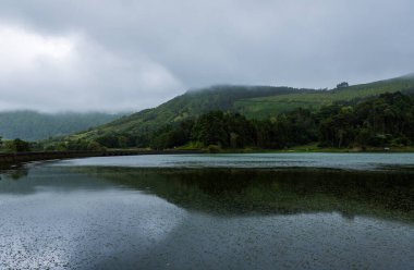 Sete Cidades Gölü 'nün sisli manzarası Sao Miguel Adası, Azores, Portekiz' deki volkanik bir krater gölü.
