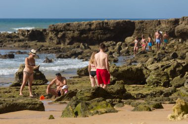 Albufeira 'daki ünlü Olhos de Agua plajındaki insanlar. Bu plaj Algarve 'nin ünlü turistik bölgesinin bir parçasıdır..