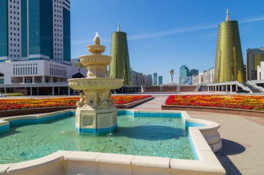 Nur-Sultan, Kazakistan - Nur-Sultan 'da altın küresiyle şehir ve Baiterek Kulesi manzarası (Astana) 
