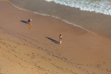 Albufeira 'daki Praia da Felesia' nın ünlü plajındaki insanlar. Bu plaj Algarve 'nin ünlü turistik bölgesinin bir parçasıdır..