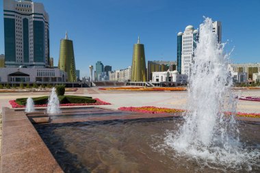Nur-Sultan, Kazakistan - Nur-Sultan 'da altın küresiyle şehir ve Baiterek Kulesi manzarası (Astana) 