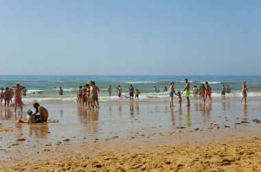 Albufeira 'daki ünlü Olhos de Agua plajındaki insanlar. Bu plaj Algarve 'nin ünlü turistik bölgesinin bir parçasıdır..