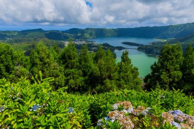 Portekiz 'in Azores adasındaki Sao Miguel adasında volkanik bir krater gölü olan Sete Cidades Gölü manzarası.