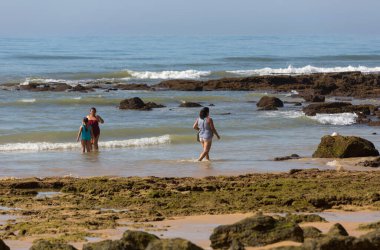 Albufeira 'daki ünlü Olhos de Agua plajındaki insanlar. Bu plaj Algarve 'nin ünlü turistik bölgesinin bir parçasıdır..
