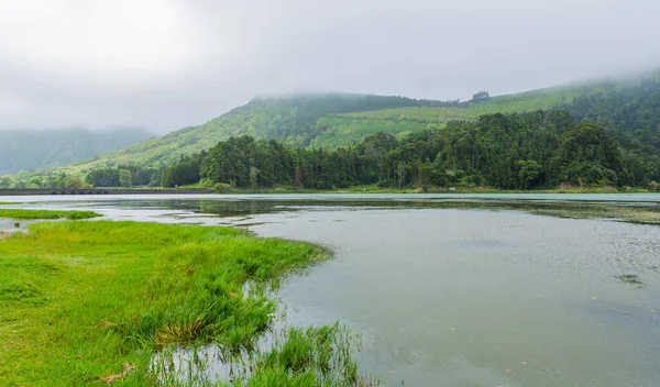 Sete Cidades Gölü 'nün sisli manzarası Sao Miguel Adası, Azores, Portekiz' deki volkanik bir krater gölü.