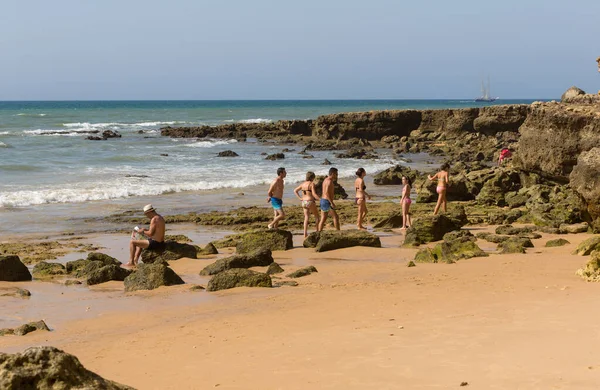 Albufeira 'daki ünlü Olhos de Agua plajındaki insanlar. Bu plaj Algarve 'nin ünlü turistik bölgesinin bir parçasıdır..