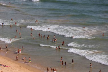 Albufeira 'daki ünlü Olhos de Agua plajındaki insanlar. Bu plaj Algarve 'nin ünlü turistik bölgesinin bir parçasıdır..