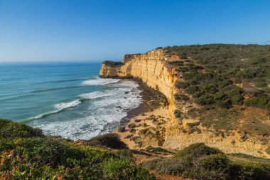 Algarve, Lagoa, Portekiz 'in sahil kayalıkları