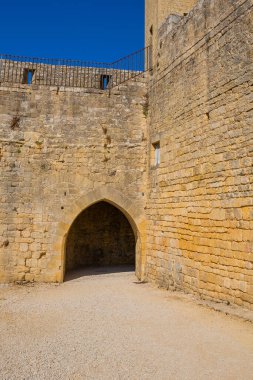 Dordogne Nehri üzerindeki kireçtaşı uçurumunda yükselen Ortaçağ Şatosu 'nun ayrıntıları. Fransa, Dordogne Bölümü, Beynac-et-Cazenac
