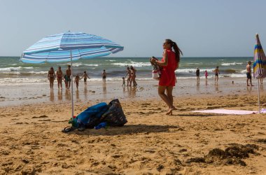 Albufeira 'daki ünlü Olhos de Agua plajındaki insanlar. Bu plaj Algarve 'nin ünlü turistik bölgesinin bir parçasıdır..