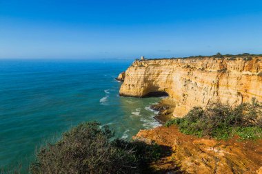 Algarve, Lagoa, Portekiz 'in sahil kayalıkları